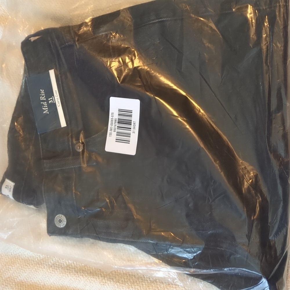NWT Abercrombie & Fitch Black Curve Love 31(size 12) Mid rise Short Capri Jean